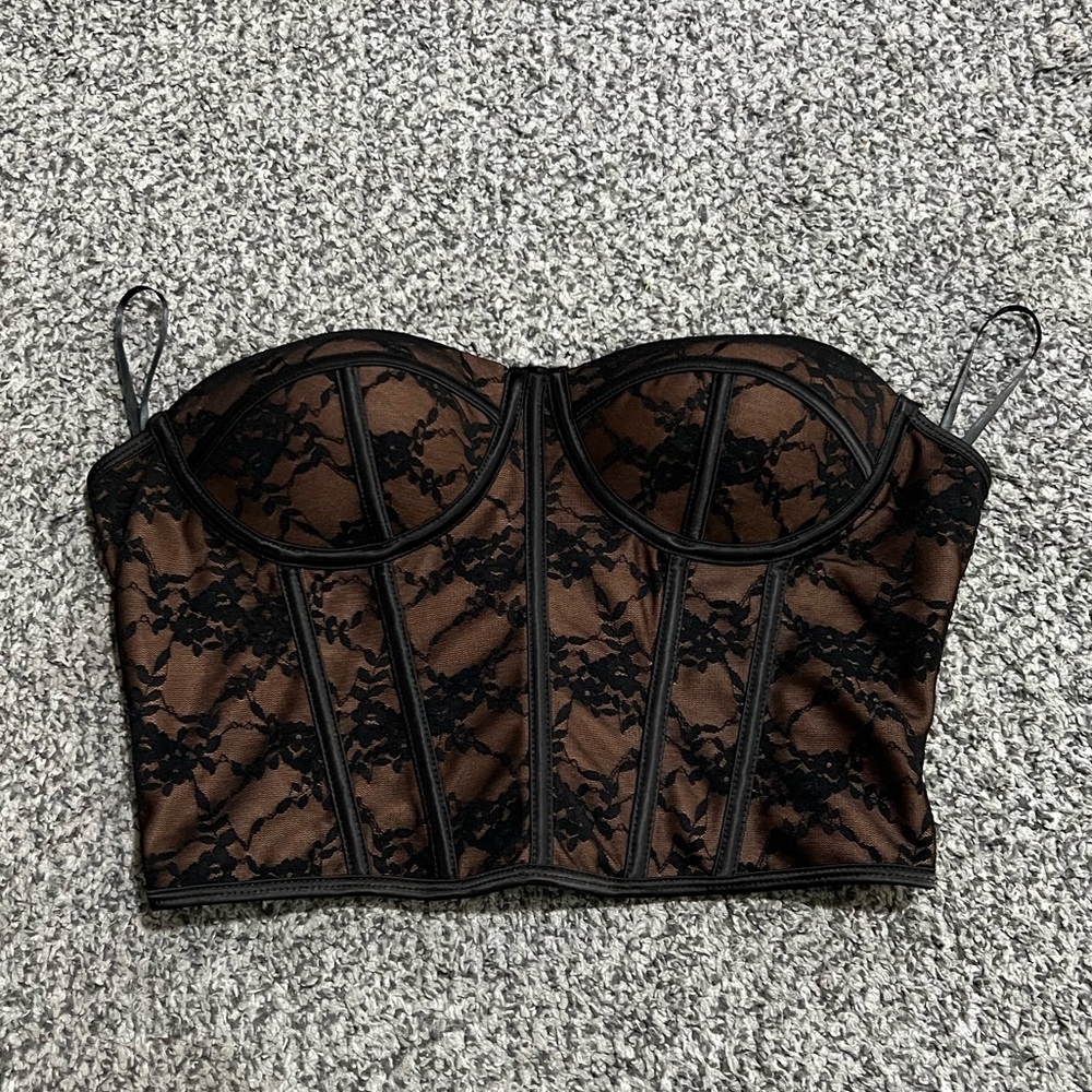 Women’s cropped strapless lace top